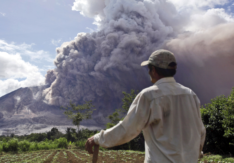 Illustration for article titled 2 km de ceniza: impresionantes fotos de la erupción del volcán Sinabung